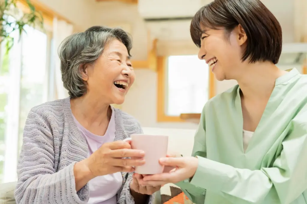 訪問介護スタッフが高齢者と一緒に家事や洗濯を行い安心した暮らしを支える様子